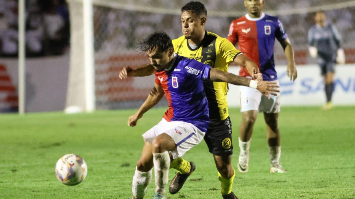 na-estreia-de-tcheco,-parana-clube-faz-mais-um-jogo-ruim-e-segue-na-zona-de-rebaixamento