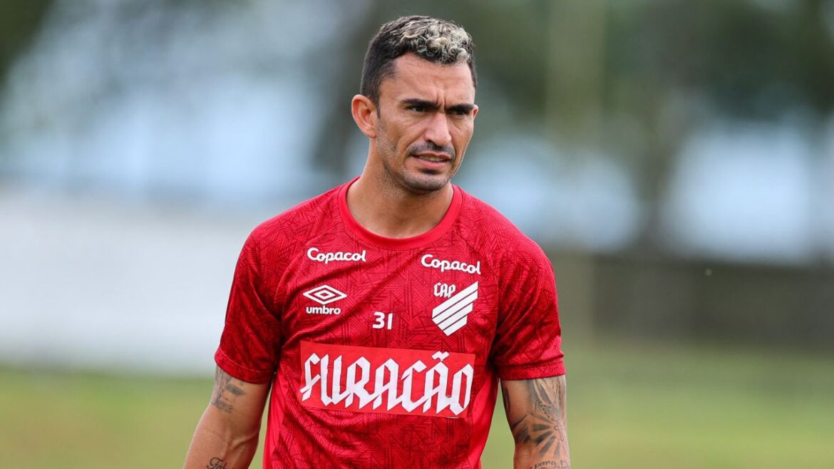 com-desfalques,-athletico-enfrenta-o-pouso-alegre-no-pontape-da-copa-do-brasil;-veja-as-escalacoes