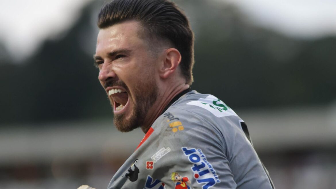 “foi-roubado”:-jogador-invade-entrevista-e-detona-final-do-paranaense