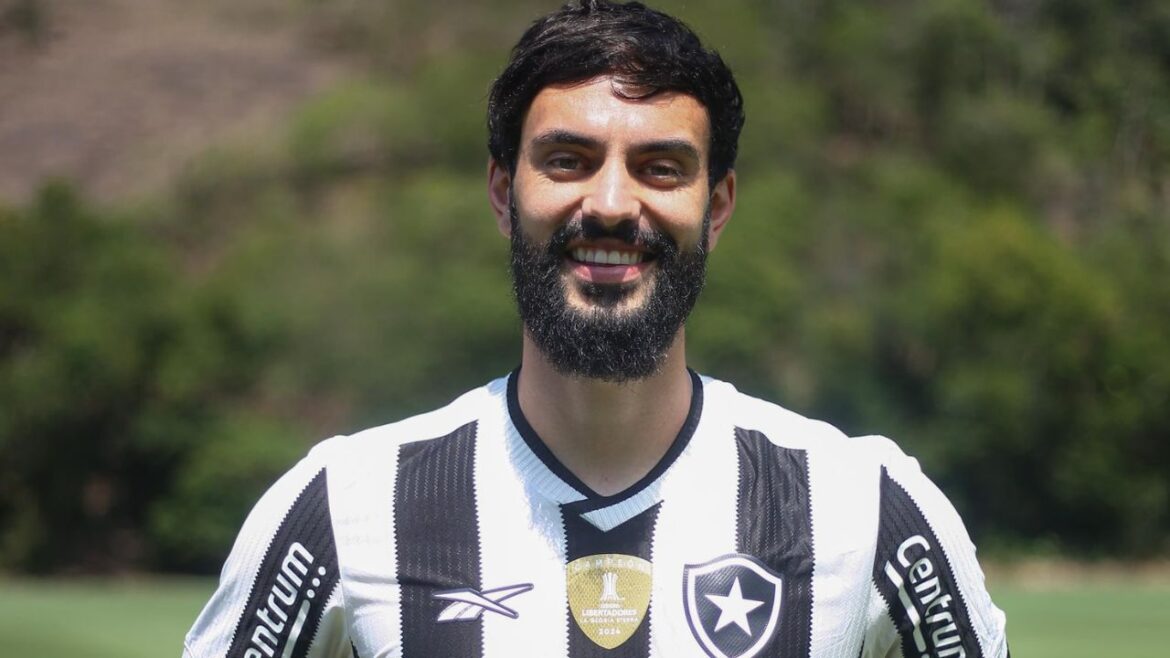 com-harry-potter,-artilheiro-do-athletico-em-2024-e-anunciado-pelo-botafogo