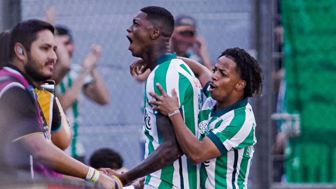 ex-athletico-brilha-em-vitoria-e-marca-primeiro-gol-por-clube-da-serie-a