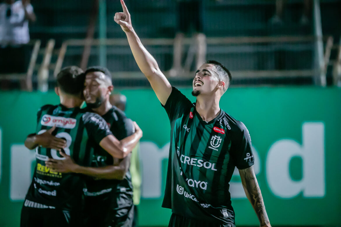 mesmo-com-um-a-menos,-maringa-vira-o-jogo-contra-o-confianca-e-cola-no-topo-da-serie-c
