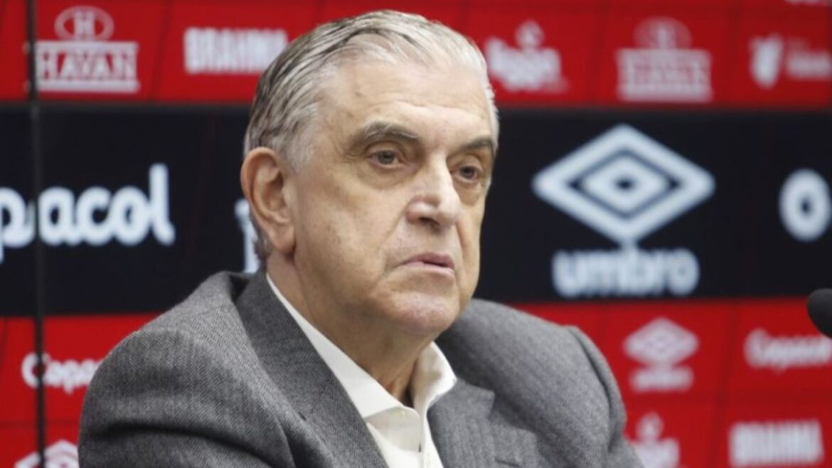 torcida-organizada-do-athletico-vai-ate-o-ct-cobrar-diretoria-e-petraglia-responde