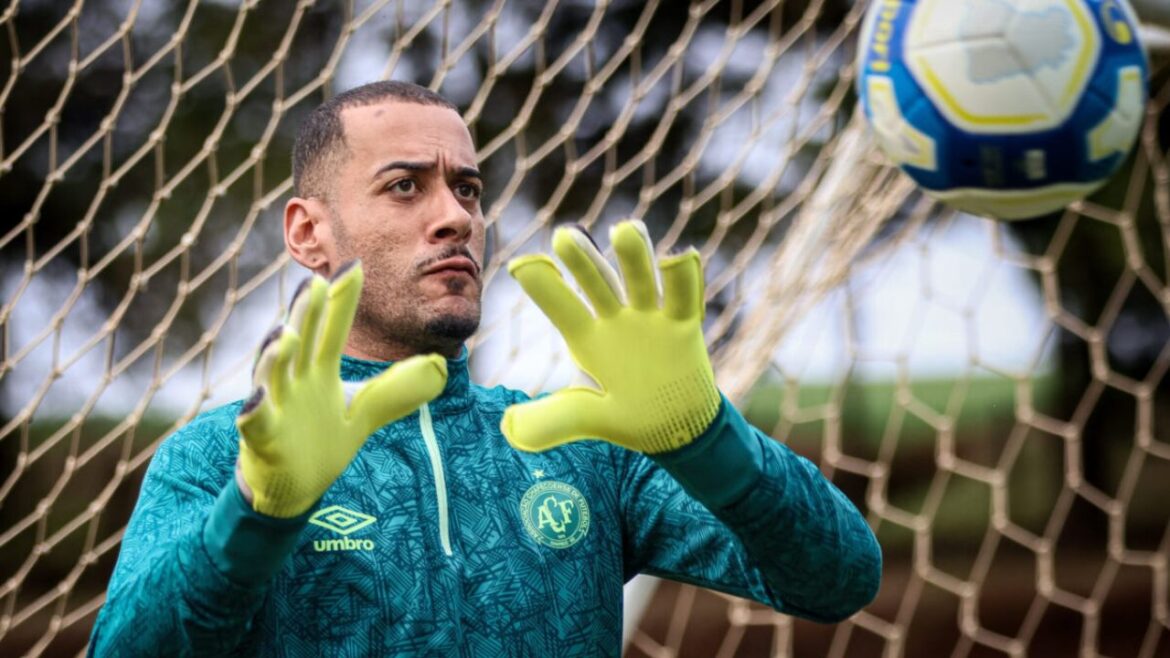 campeao-pelo-athletico,-goleiro-da-chapecoense-relembra-relacao-com-petraglia