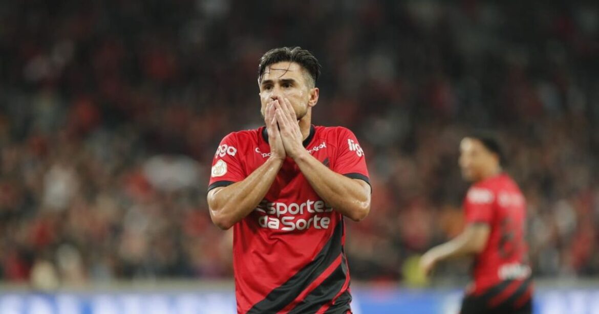 ex-athletico,-polemico-atacante-quebra-jejum-antes-de-encarar-o-coritiba