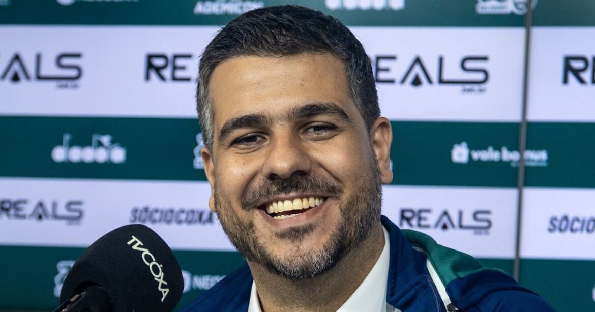 ceo-do-coritiba-fala-em-atraso-do-atletico-mg-e-revela-admiracao-por-petraglia:-“da-a-cara-a-tapa”