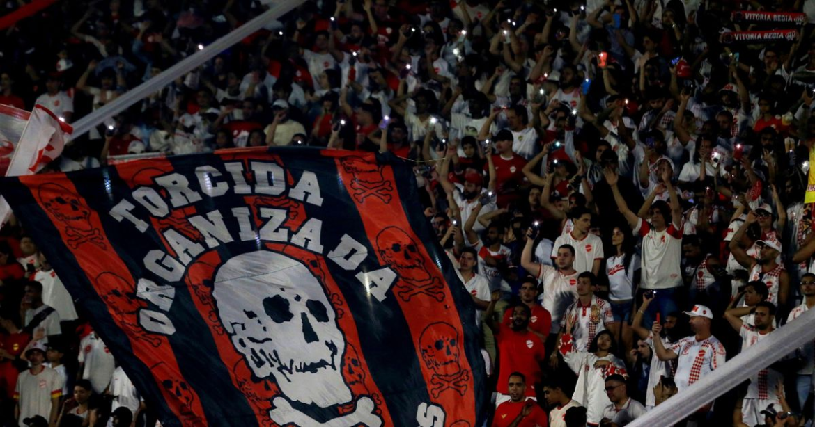 torcedores-do-athletico-hostilizam-jogadores-e-diretoria:-“lixo,-vergonha,-pede-pra-sair”