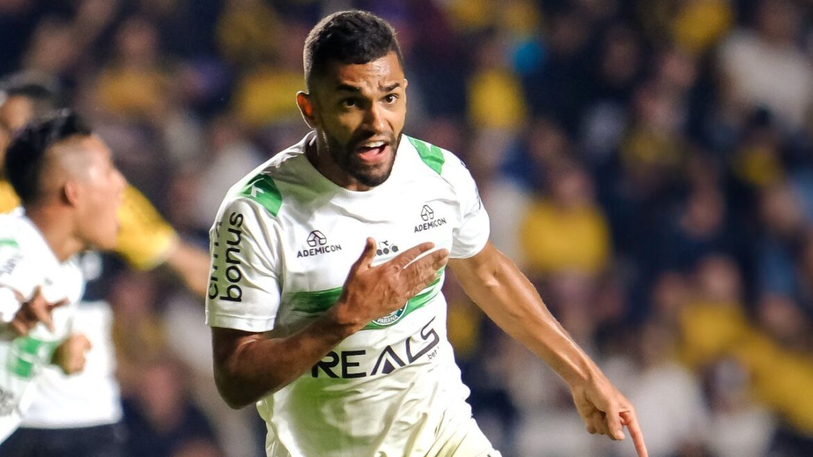 coritiba-sofre,-mas-vence-o-criciuma-na-raca-e-volta-ao-g4-da-serie-b