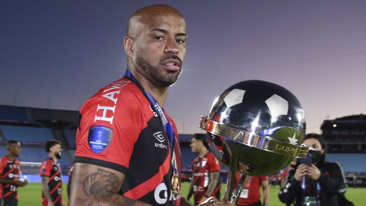 thiago-heleno-foi-embora.-qual-foi-a-sua-ultima-imagem-no-athletico?
