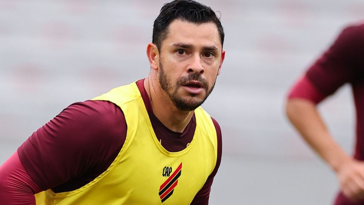 com-desfalques,-athletico-aposta-na-base-contra-o-atletico-go;-veja-as-provaveis-escalacoes