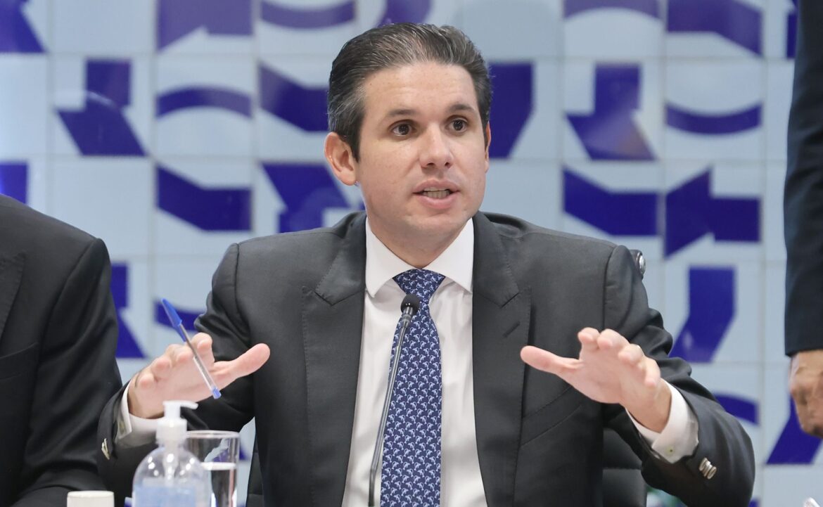 hugo-tira-pt-de-cargo-chave-no-orcamento-em-meio-a-crise-do-iof