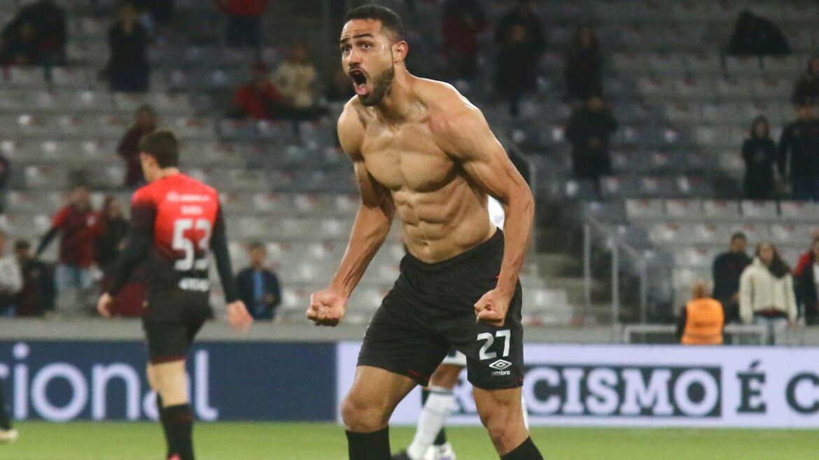 o-acaso-voltou-a-jogar-pelo-athletico. a-baixada-vive-noite-de-loucura