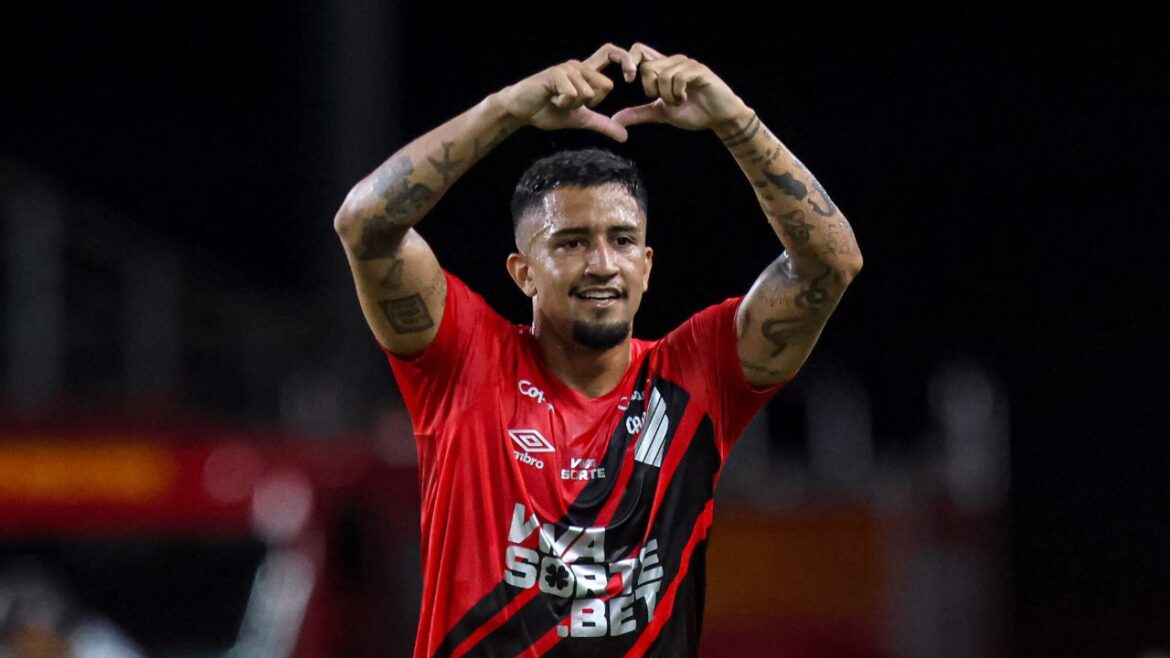 atacante-do-athletico-bota-fogo-nas-redes-com-gol-que-pele-nao-fez;-veja-o-video