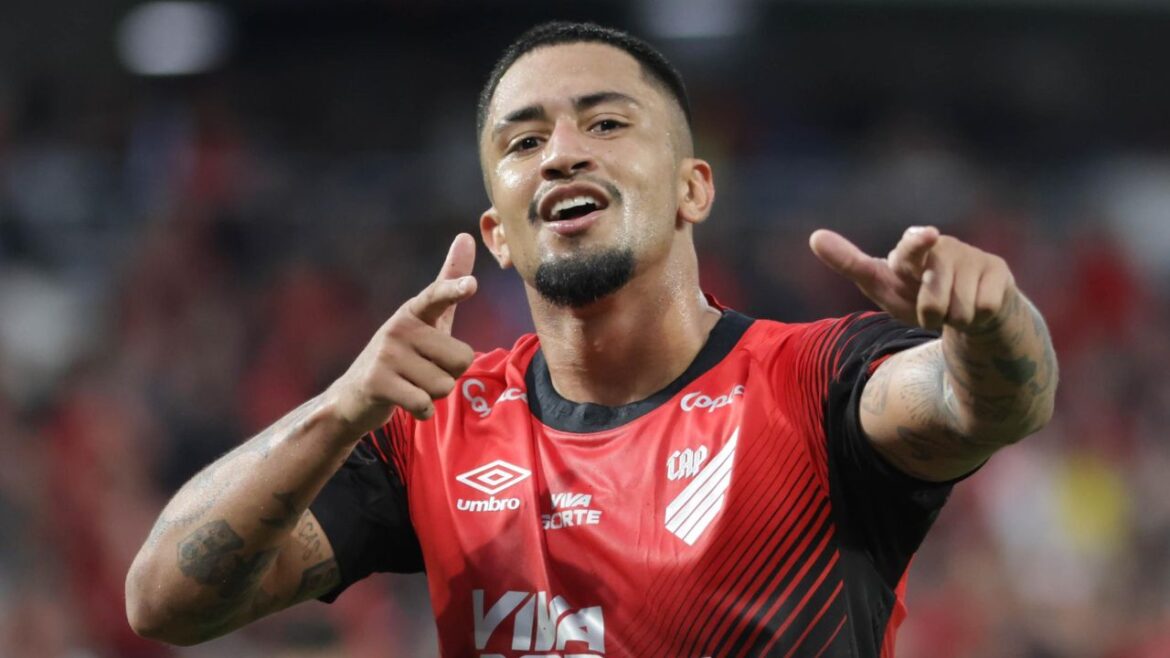 com-golaco-historico,-athletico-bate-o-avai-e-cola-no-g4-da-serie-b