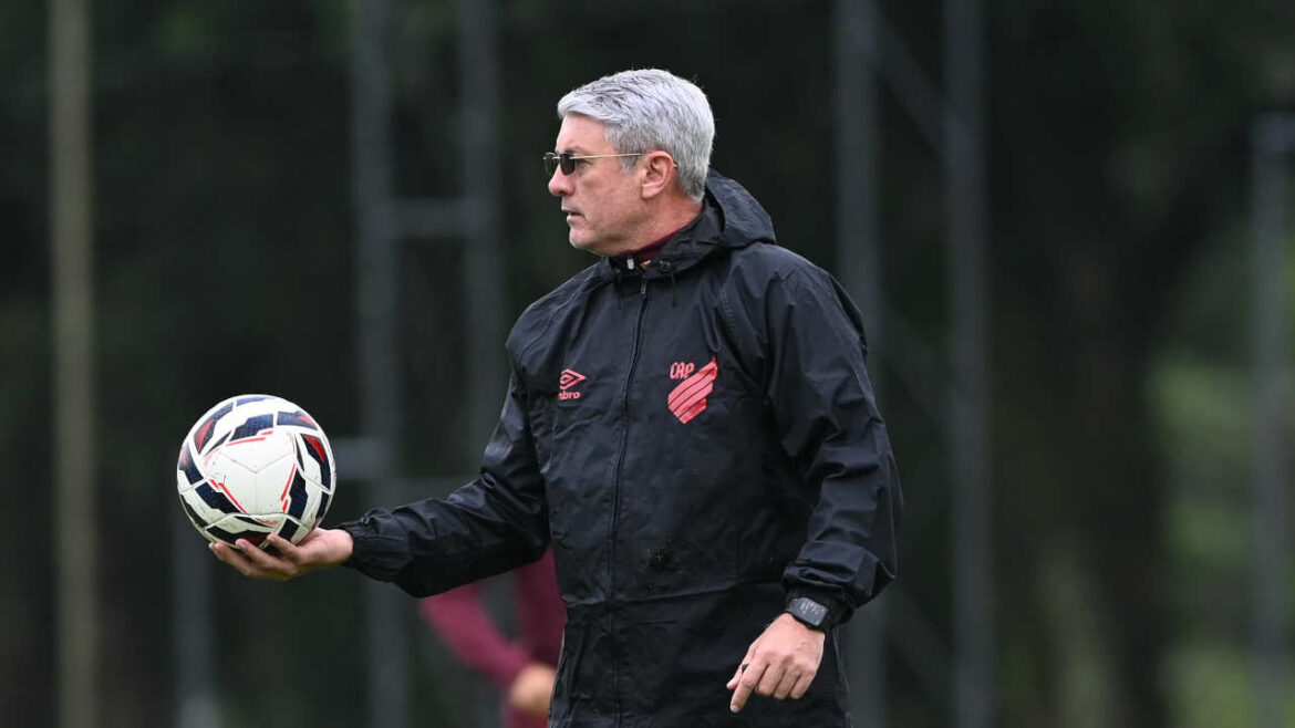 odair-hellmann-completa-um-mes-no-comando-do-athletico-e-explica-mudancas