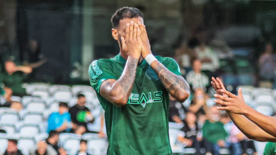 coritiba-confirma-saida-de-centroavante-em-meio-a-disputa-da-serie-b