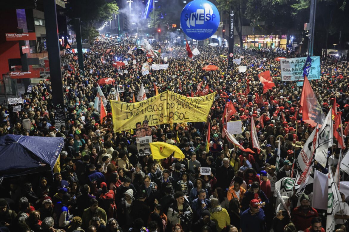 ato-de-movimentos-de-esquerda-reune-15,1-mil-pessoas-na-paulista,-diz-usp