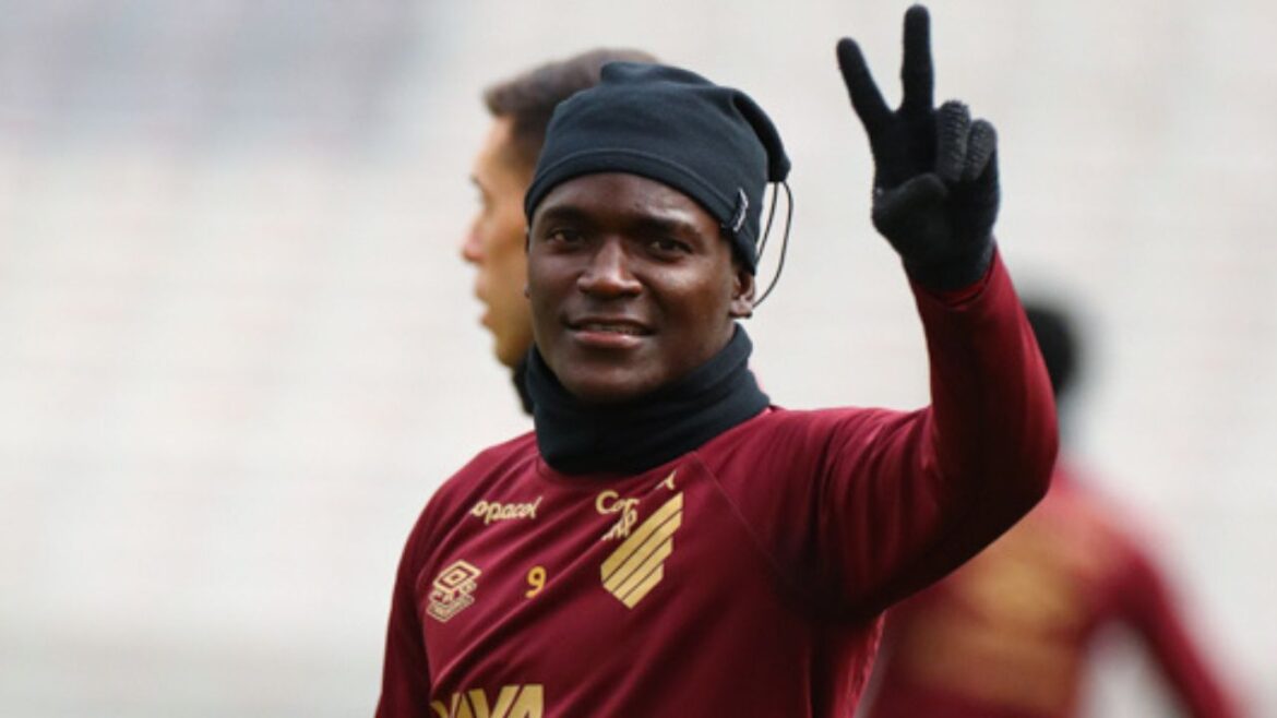 contratacao-mais-cara-da-historia-do-athletico-pode-fazer-estreia-na-serie-b