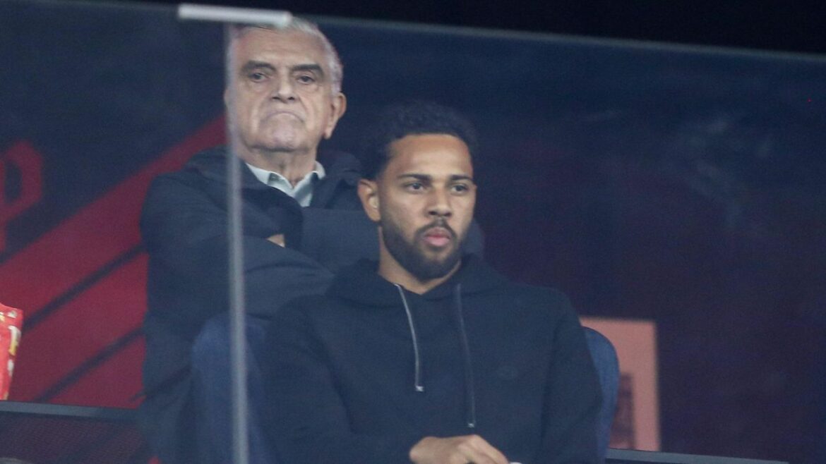 com-futuro-incerto,-renan-lodi-assiste-a-jogo-do-athletico-com-petraglia