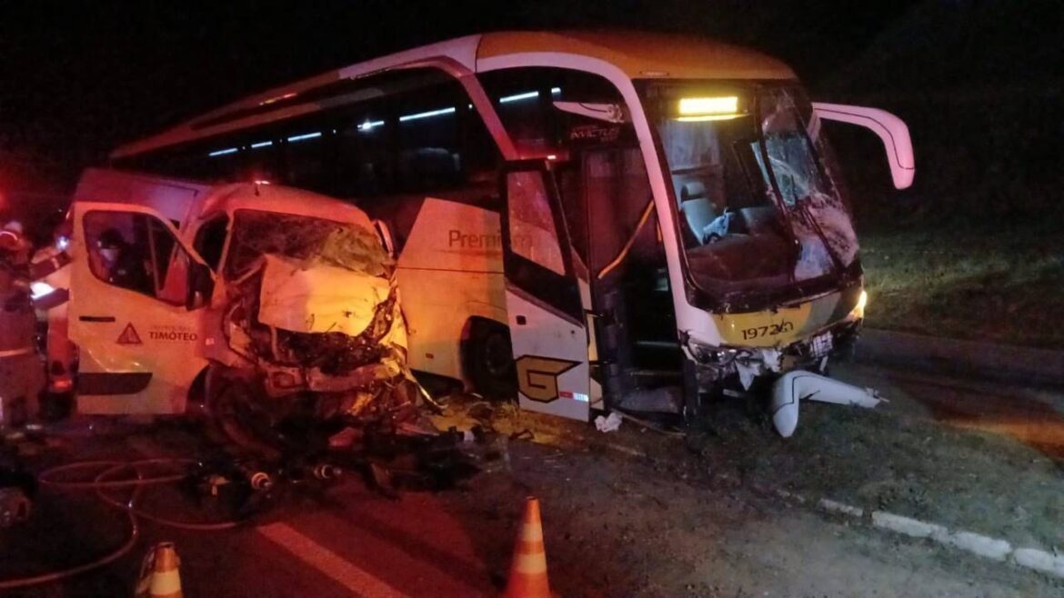 colisao-entre-onibus-e-van-deixa-dois-mortos-e-tres-feridos-em-mg