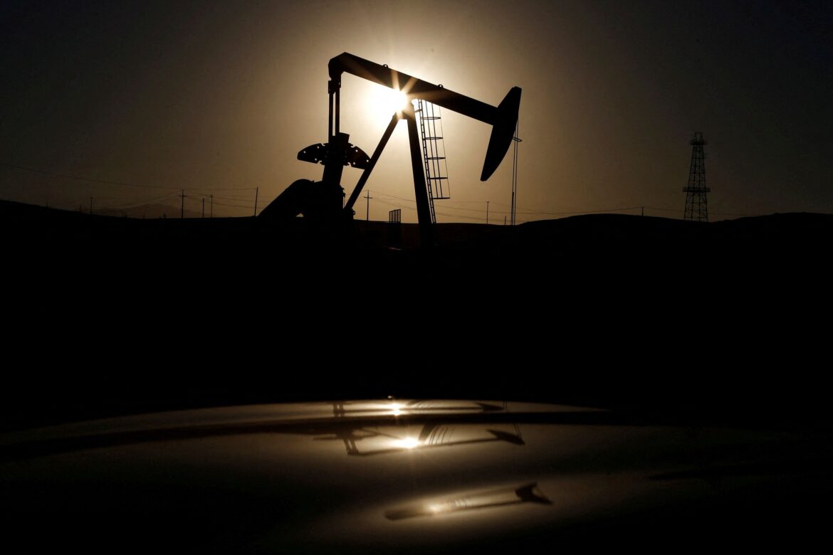 petroleo-fecha-em-baixa-com-cautela-por-negociacoes-e-demanda