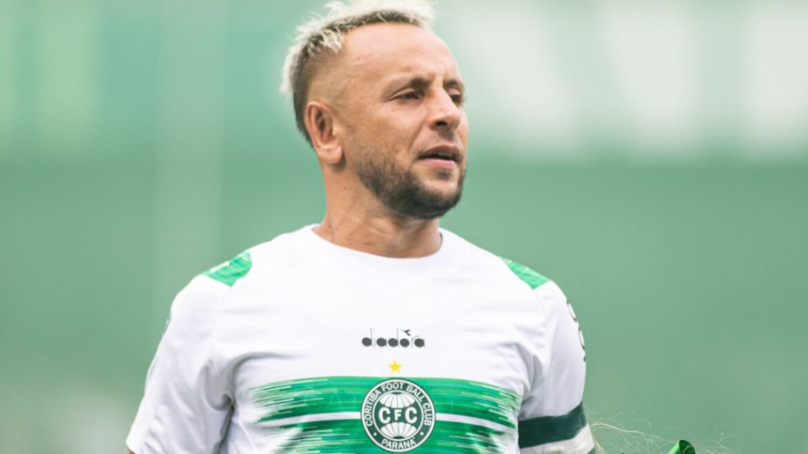 rafinha-anuncia-aposentadoria-apos-saida-polemica-do-coritiba