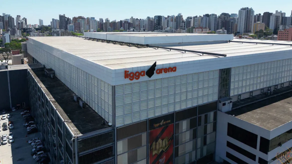 athletico-tira-ligga-da-fachada-da-arena-e-instala-novo-letreiro
