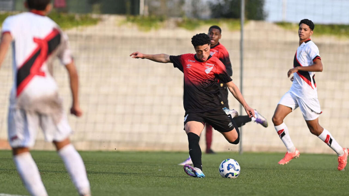 filho-de-idolo-do-athletico-marca-golaco-no-brasileiro-sub-20