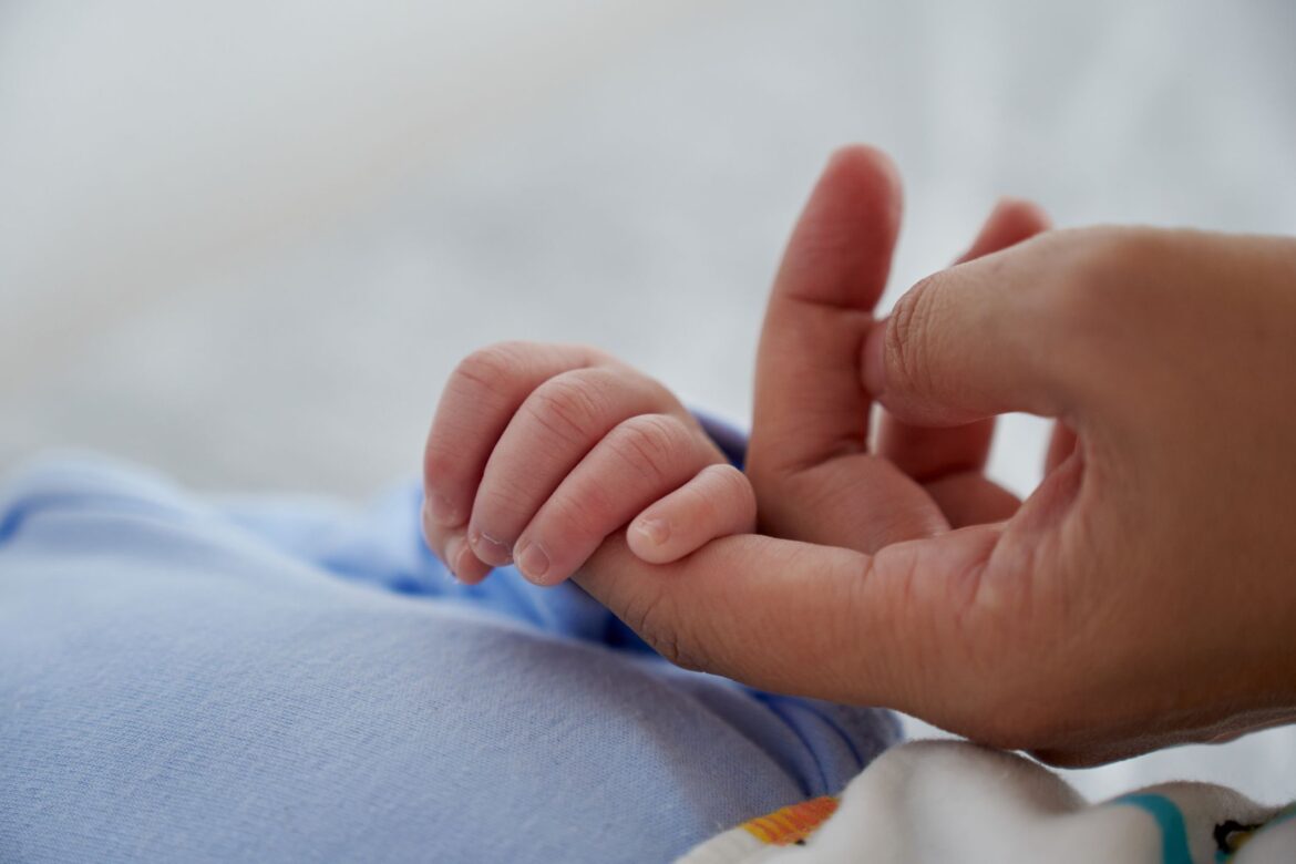 bebe-nasce-de-embriao-congelado-ha-mais-30-anos-e-bate-recorde