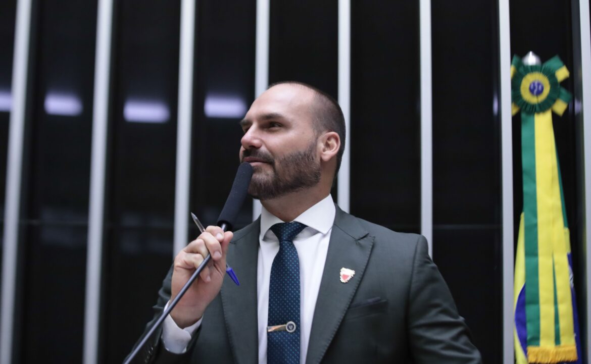 ex-reitores-pedem-cassacao-de-eduardo-bolsonaro-a-hugo-motta