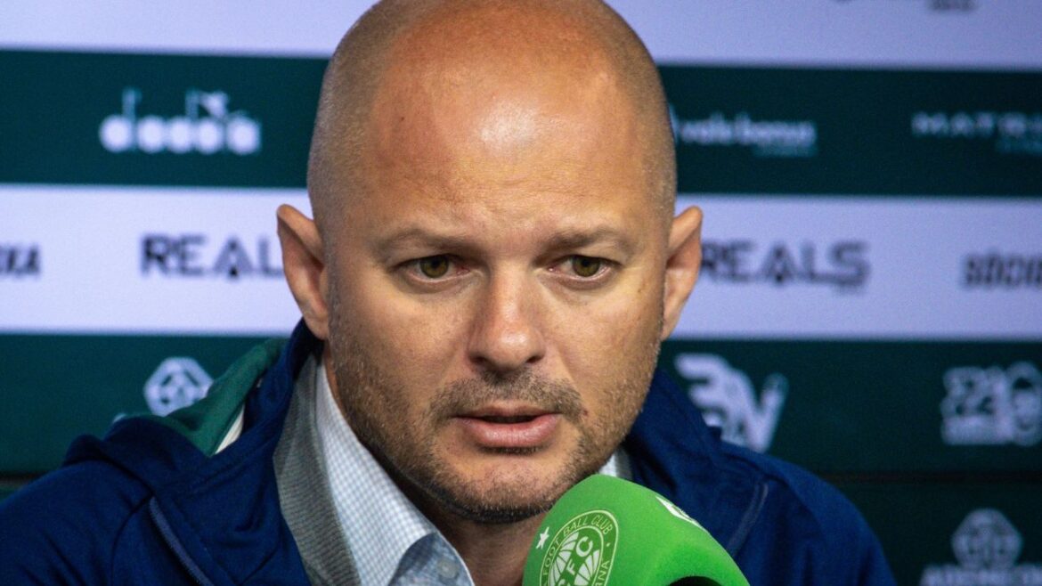 com-ataque-criticado,-coritiba-confirma-saida-de-centroavante