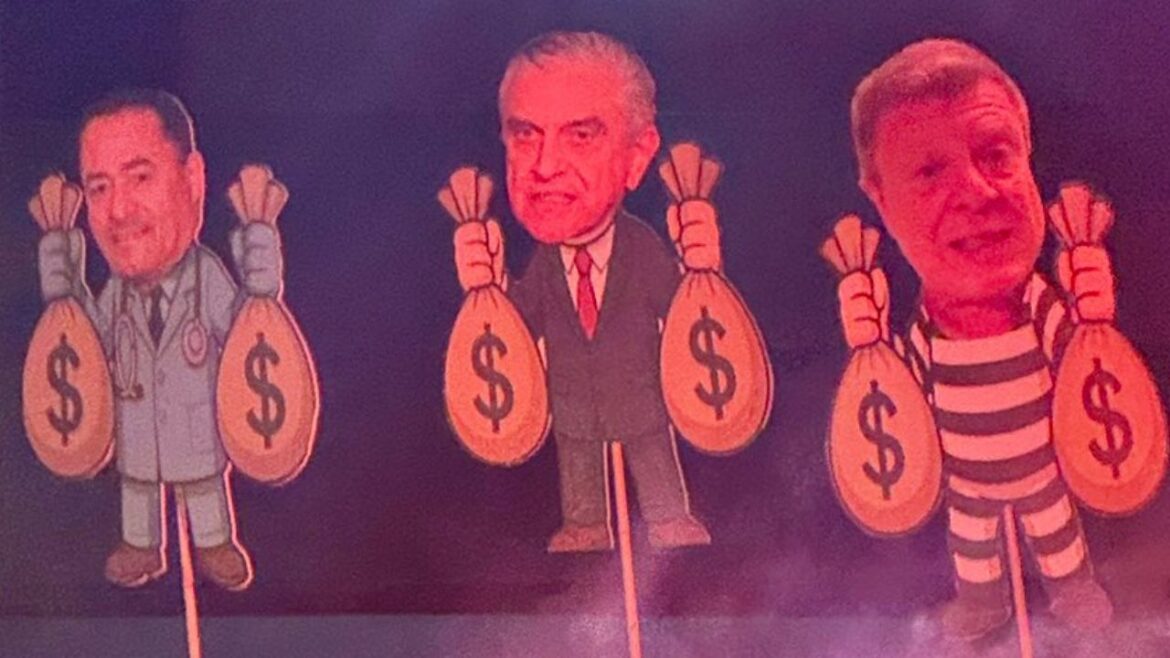 torcida-do-athletico-protesta-com-caricaturas-de-petraglia-e-diretores