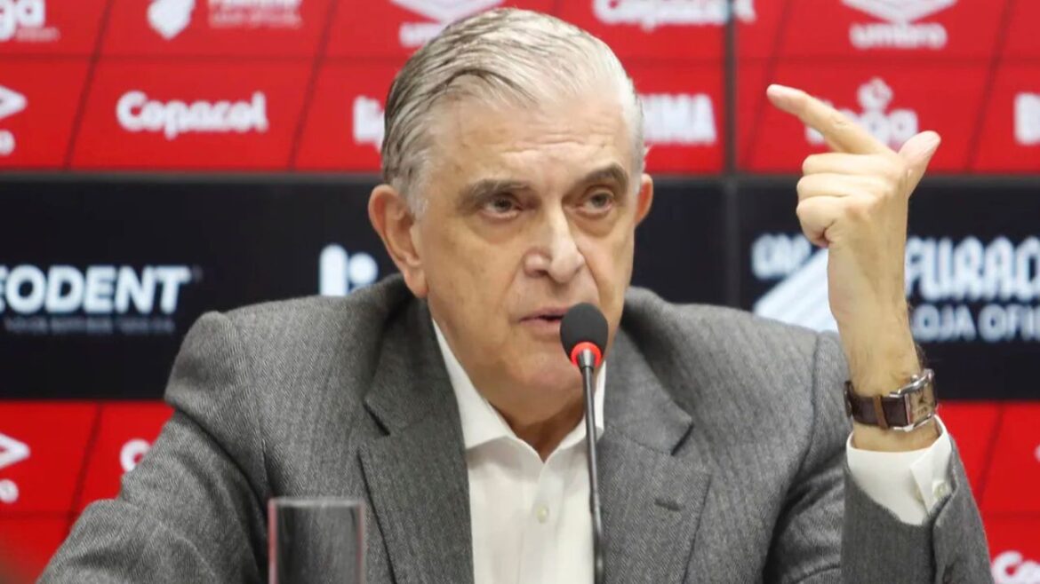 conselheiro-do-athletico-e-barrado-na-arena-por-camiseta-de-protesto-a-petraglia