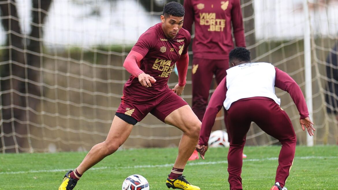 fora-dos-gramados-ha-nove-meses,-atacante-do-athletico-fica-perto-de-retorno