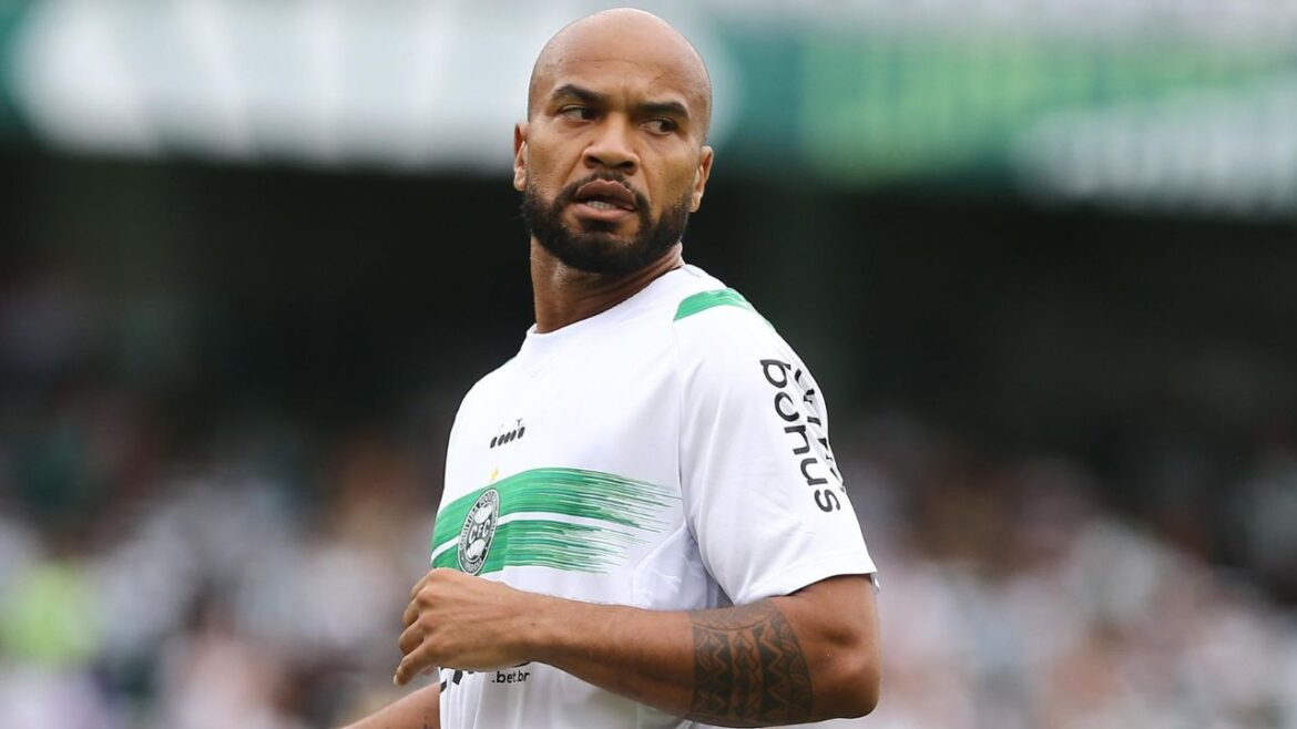 rodrigo-moledo-e-‘esquecido’-no-coritiba-e-completa-seis-meses-sem-jogar