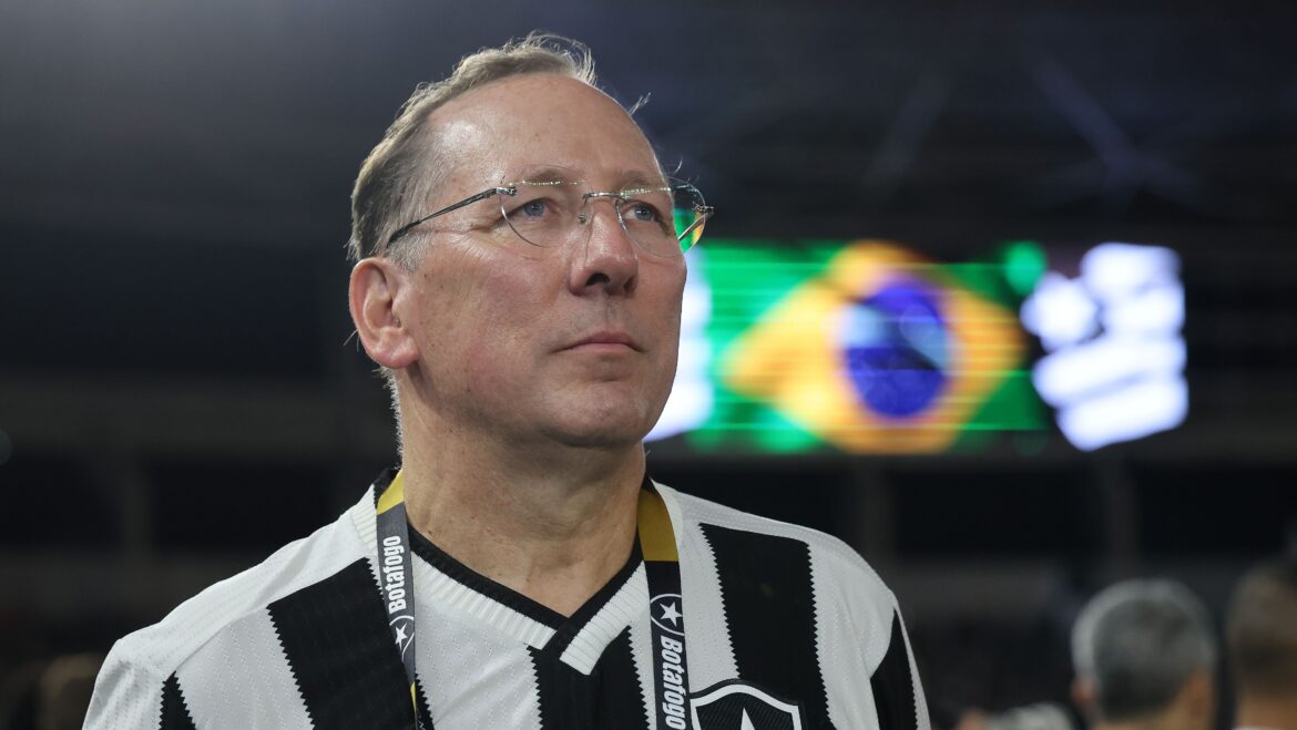 john-textor-lamenta-eliminacao-do-botafogo-e-reforca-confianca-em-ancelotti
