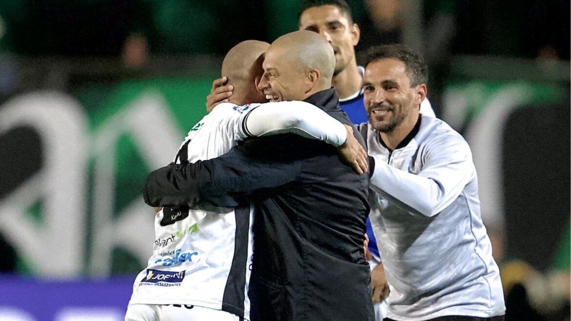 tecnico-alex-bate-coritiba,-time-do-coracao,-em-encontro-inedito:-“olhei-como-adversario”