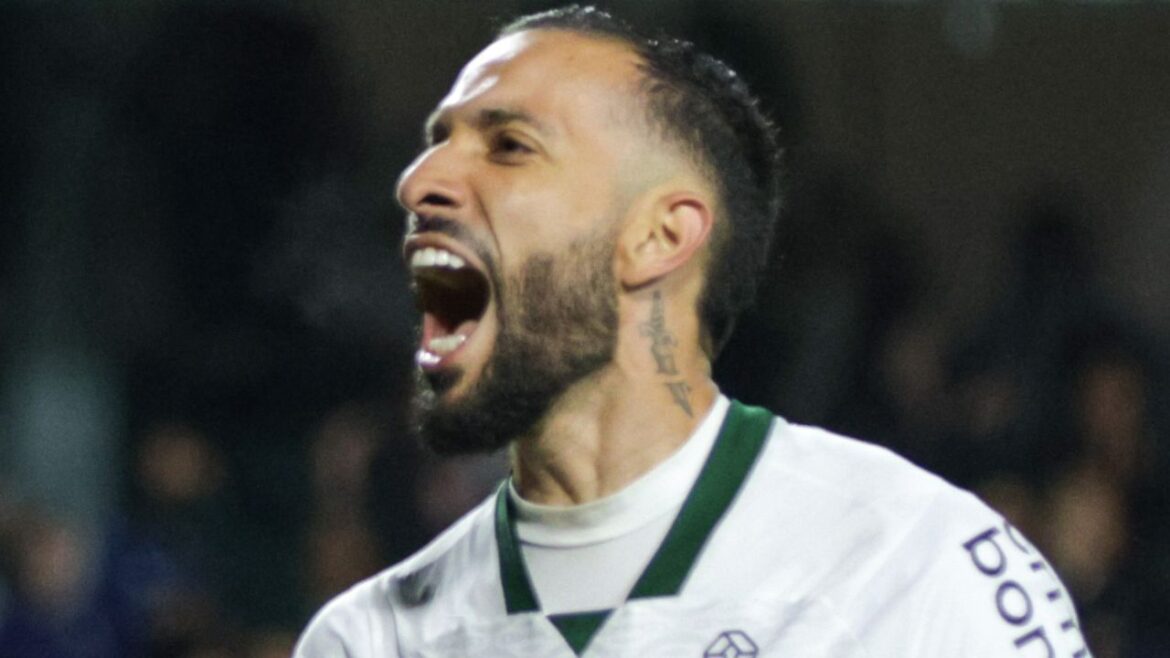 coritiba-goleia,-encerra-jejum-no-couto-e-vira-lider-da-serie-b
