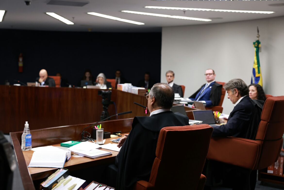 a-um-voto-de-condenar-bolsonaro,-stf-retoma-julgamento-em-dia-decisivo
