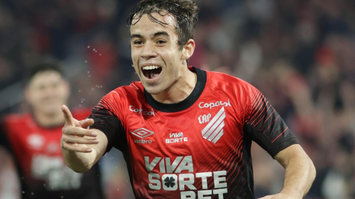 athletico-deveria-apresentar-joia-para-o-brasil-contra-o-corinthians