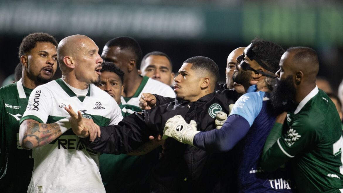 coritiba-x-goias-termina-em-pancadaria-entre-jogadores;-veja-o-video