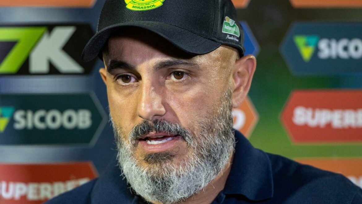 comandado-por-ex-athletico,-sensacao-do-brasileirao-vence-o-gremio-e-entra-no-g4