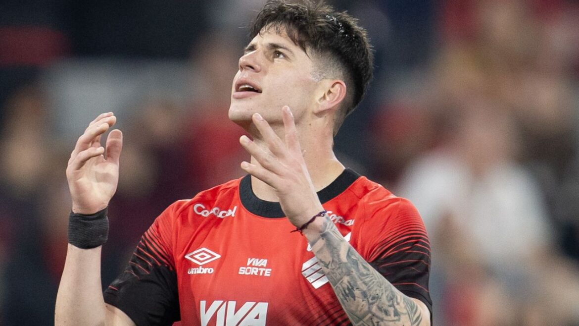 athletico-vai-a-chapeco-iniciar-o-ultimo-recomeco-de-2025