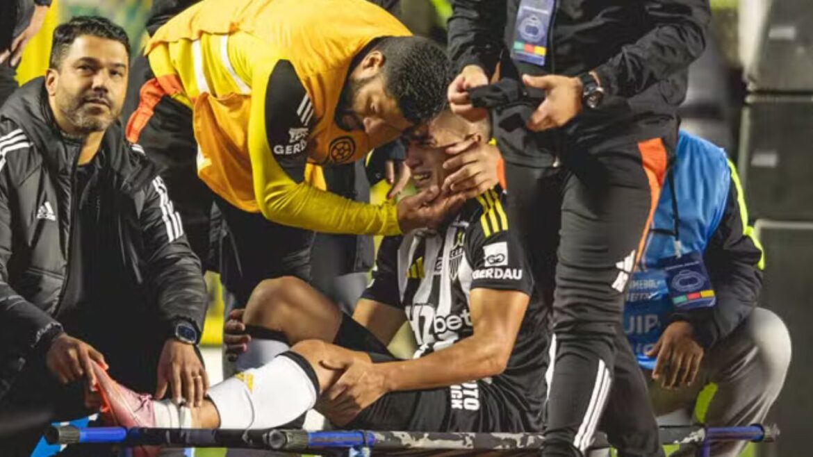 ex-athletico-sofre-lesao-grave-e-sai-chorando-de-campo-em-jogo-da-sul-americana;-veja-o-video