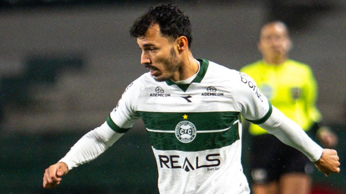 lateral-do-coritiba-e-agredido-na-serie-b;-veja-o-lance