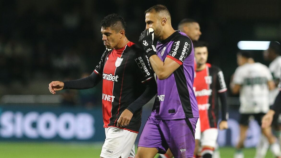 lateral-do-coritiba-e-acusado-de-xenofobia-por-jogador-do-botafogo-sp