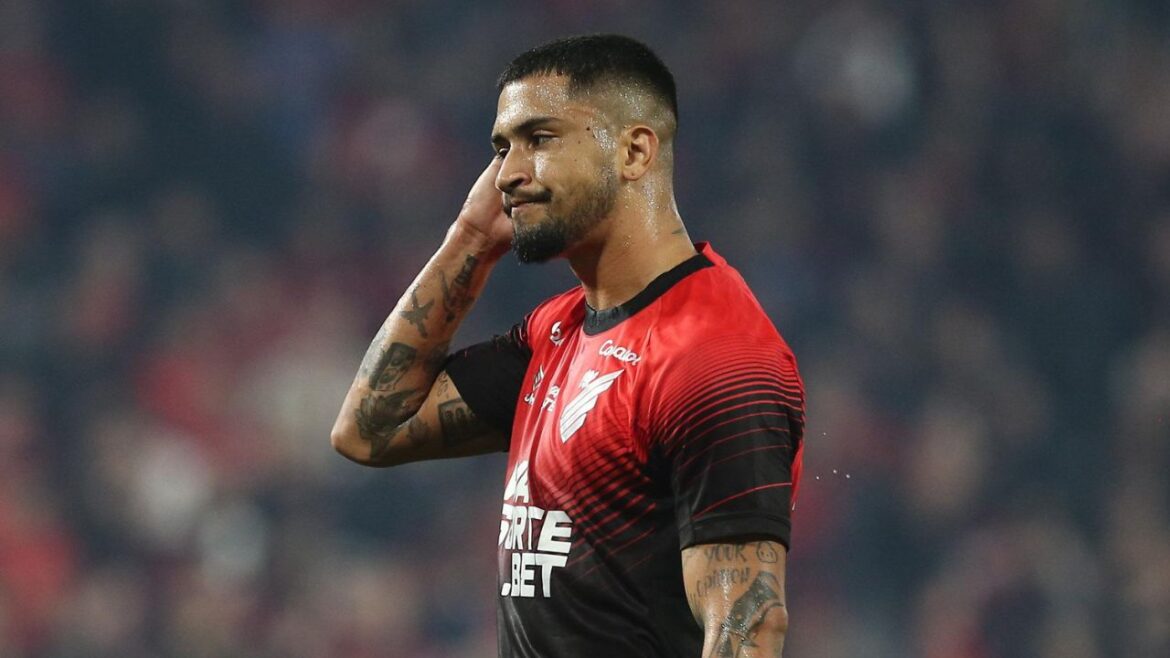 artilheiro-do-athletico-na-serie-b-sofre-lesao-e-vira-desfalque