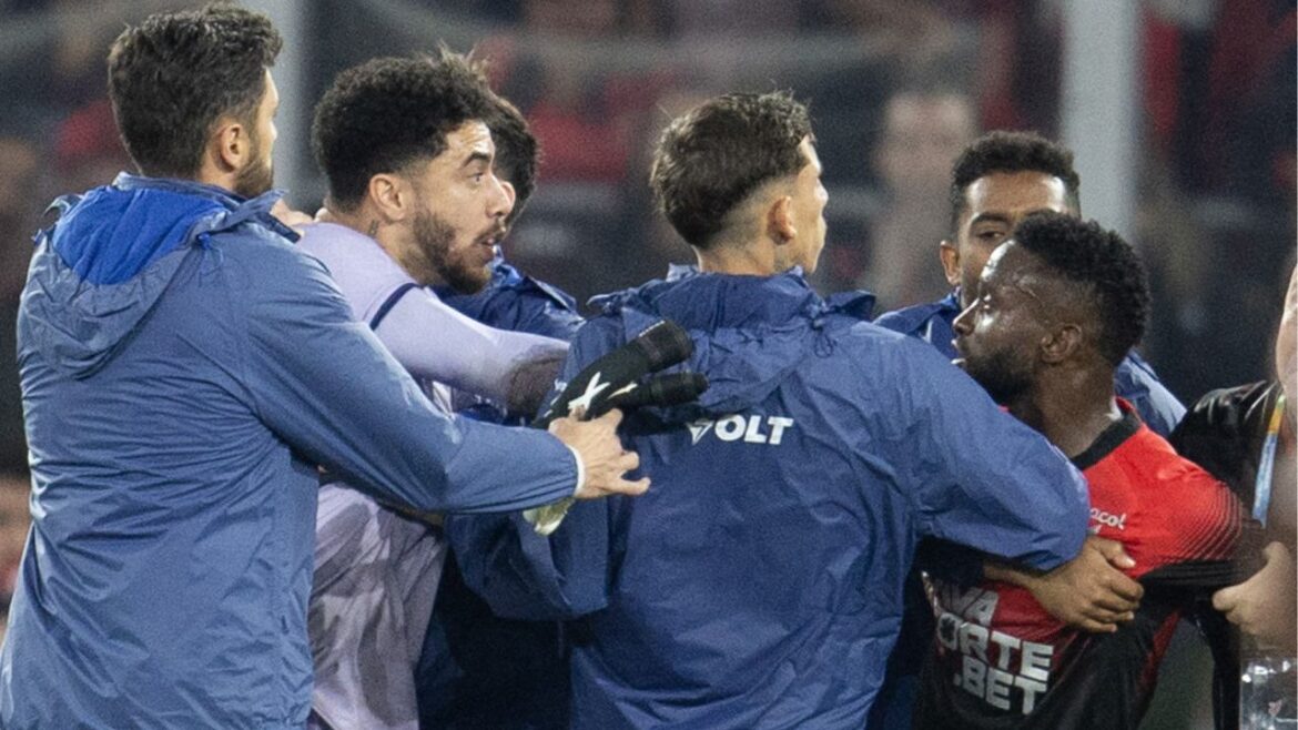 “coxa-e-maior-que-voces”,-goleiro-do-avai-provoca-confusao-e-expulsoes-no-athletico