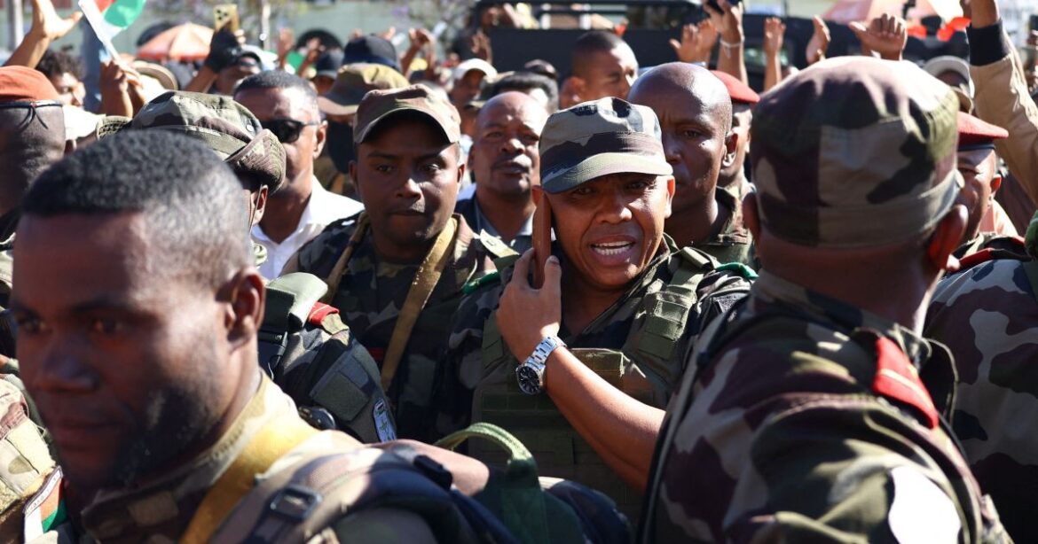 quem-e-michael-randrianirina,-coronel-que-assumiu-controle-de-madagascar