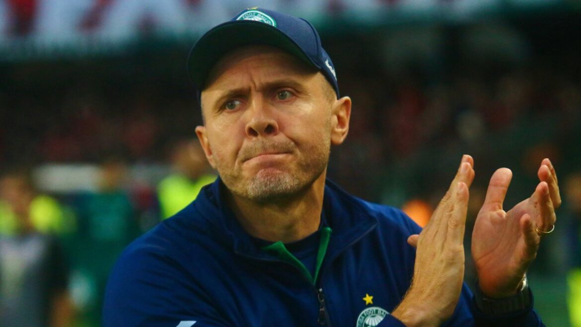 tecnico-do-coritiba-rebate-criticas-de-odair-hellmann-a-lucas-ronier:-“nivel-internacional”